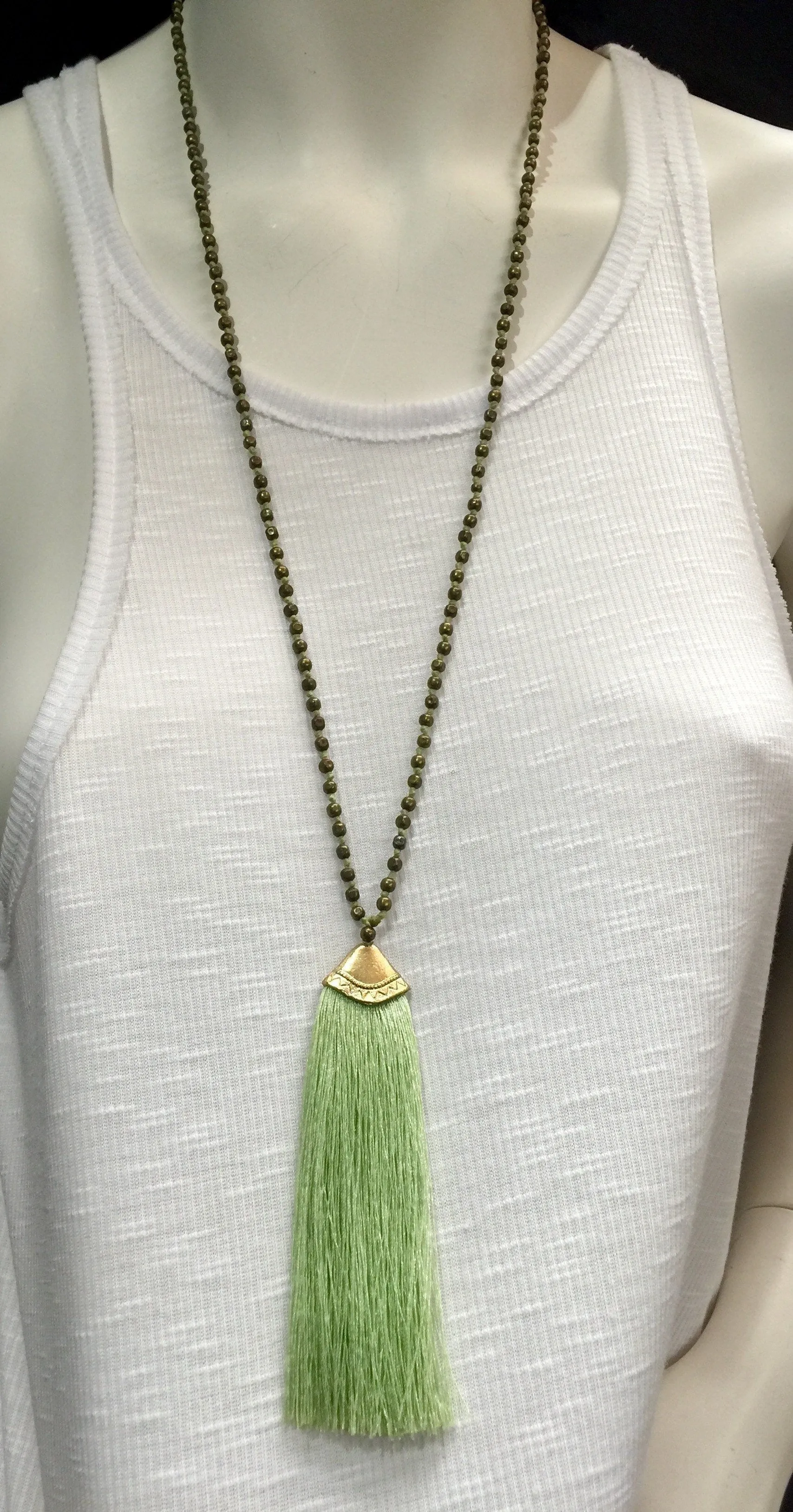 Collier à pompons avec perles en laiton