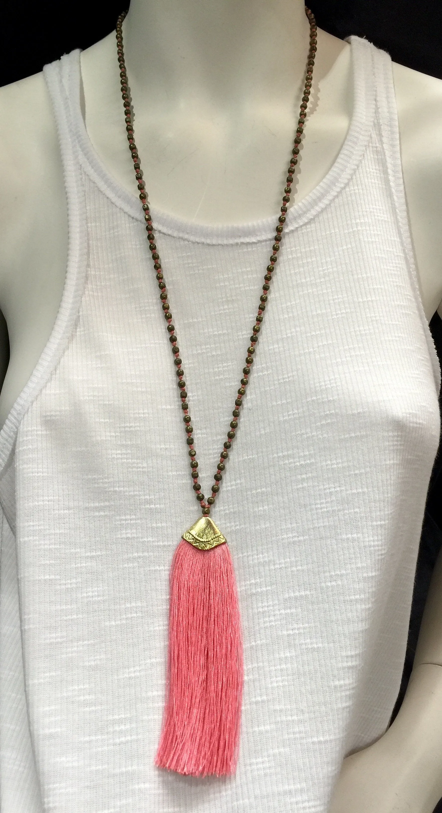 Collier à pompons avec perles en laiton