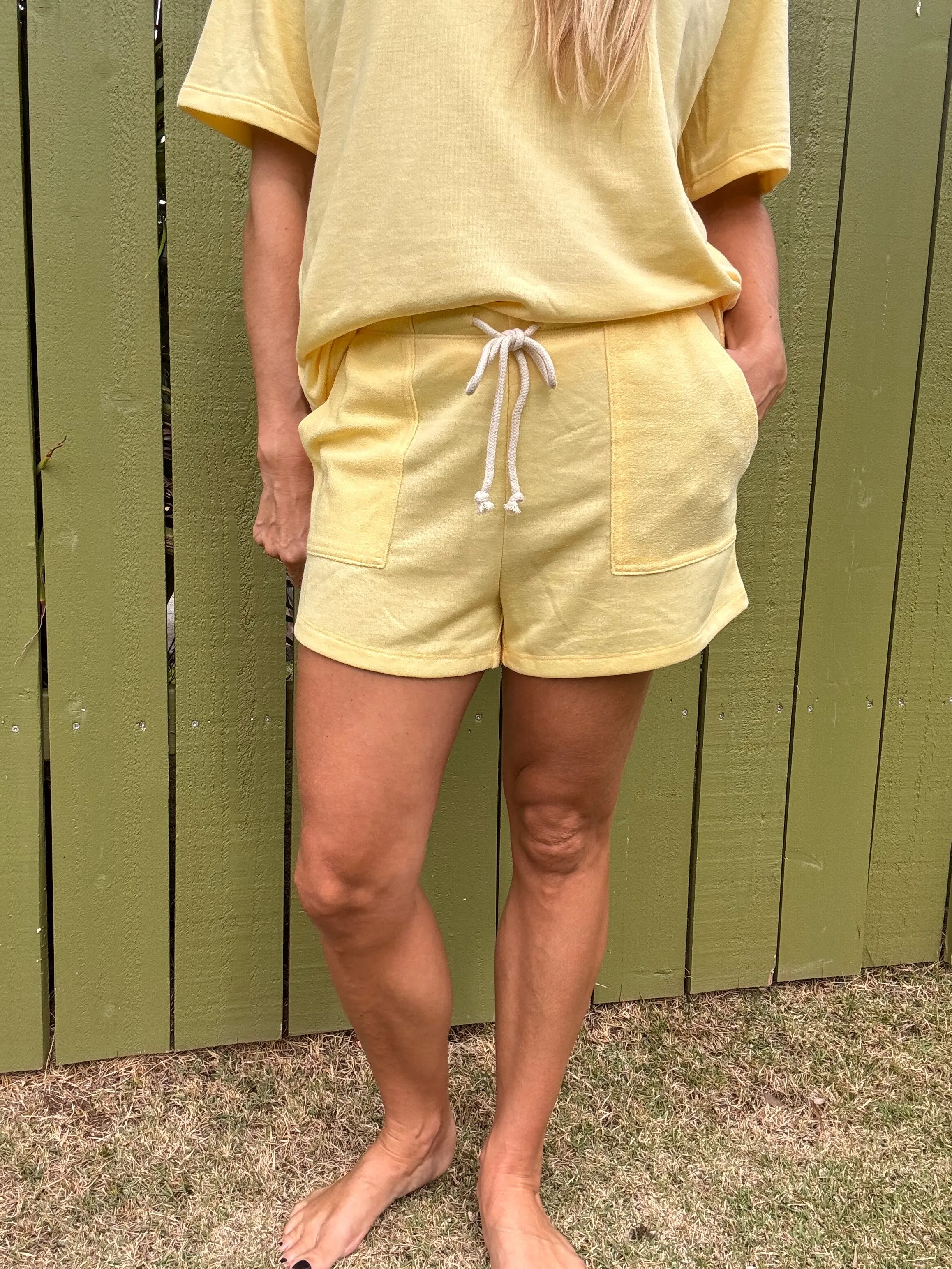 Short en tissu léger avec cordon de serrage - Jaune crème