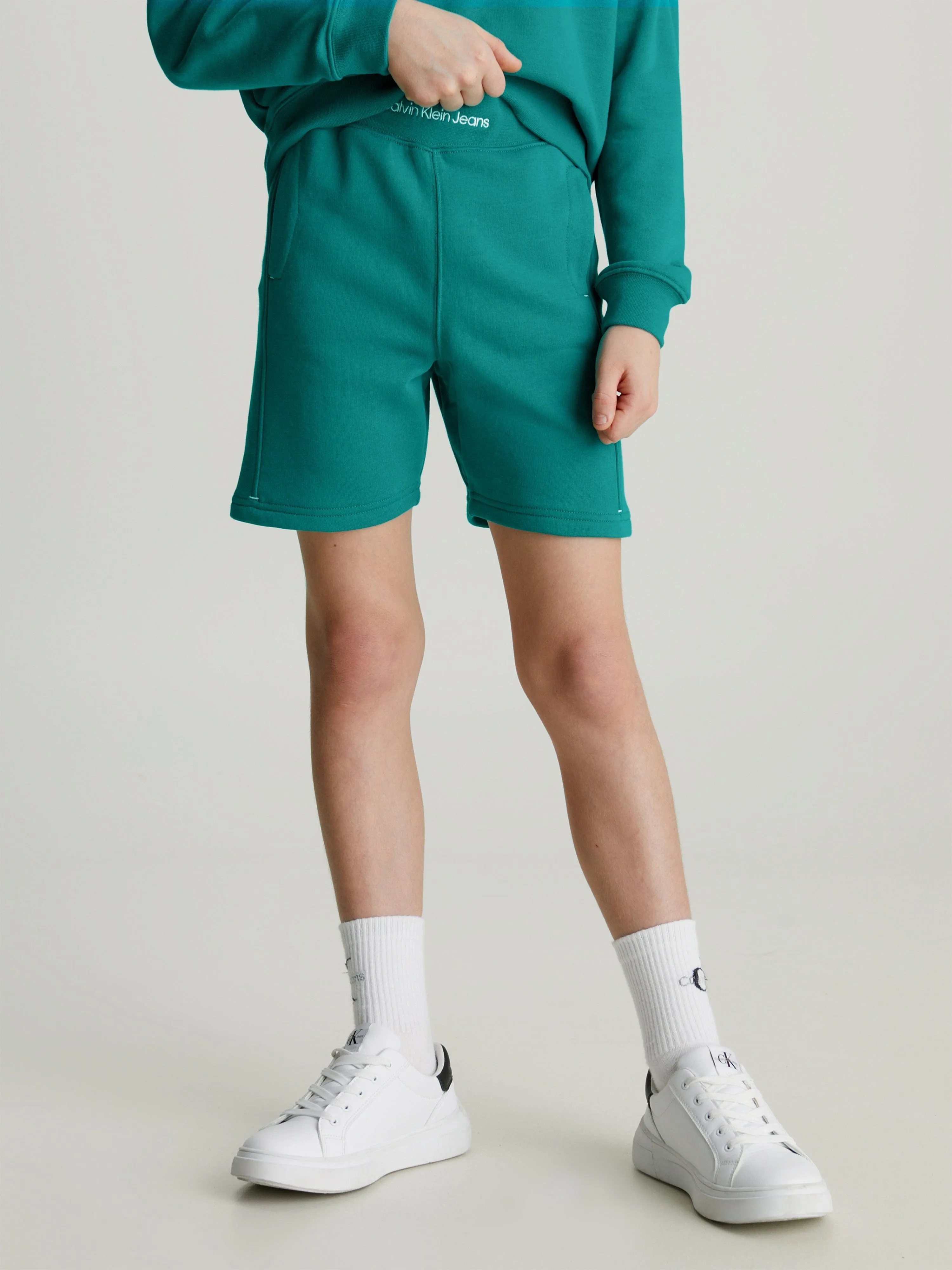 Calvin Klein Shorts en éponge verte avec logo intarsia pour garçons