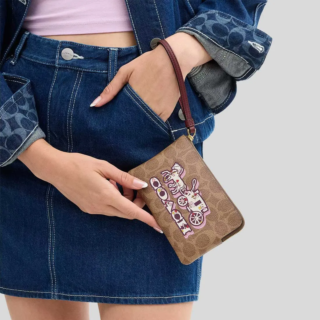 Sac Coach COACH Wristlet à fermeture éclair d'angle en toile Signature avec motif Horse And Carriage CX589