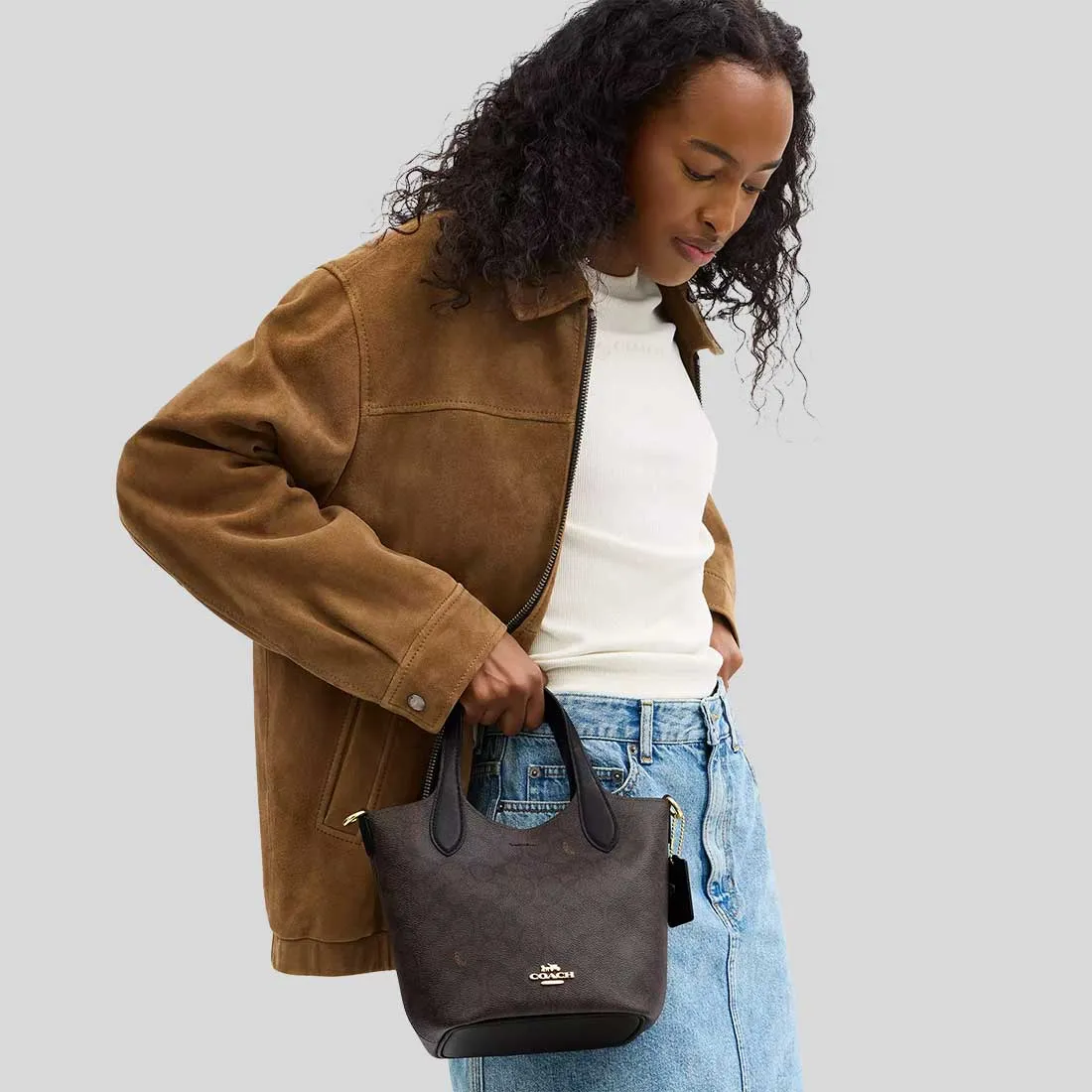 Sac Coach COACH Hanna Bucket en toile signature noyer/noir CAF16