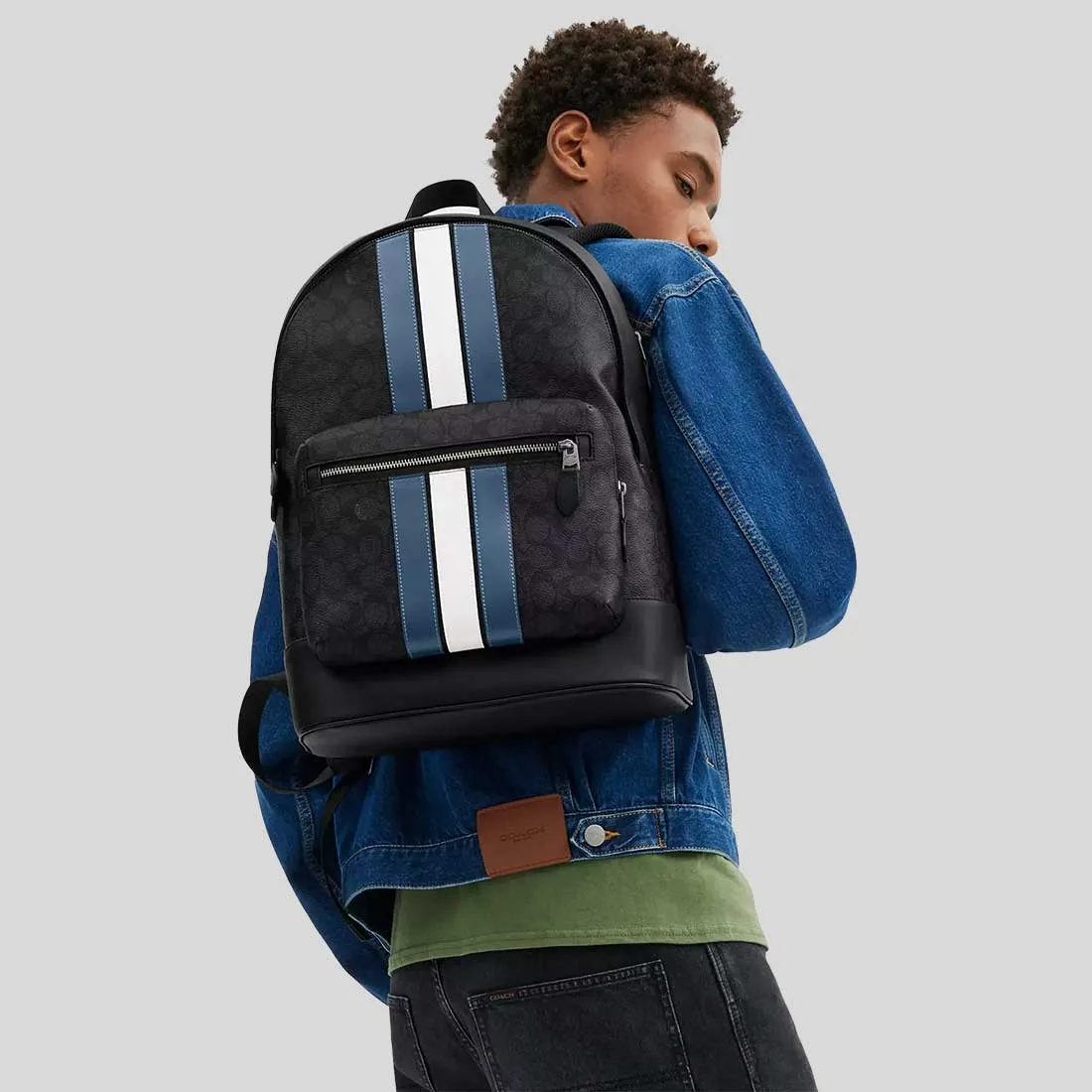 Sac à dos COACH West en toile Signature avec rayures varsity, couleur Charbon/Denim/Craie CV922