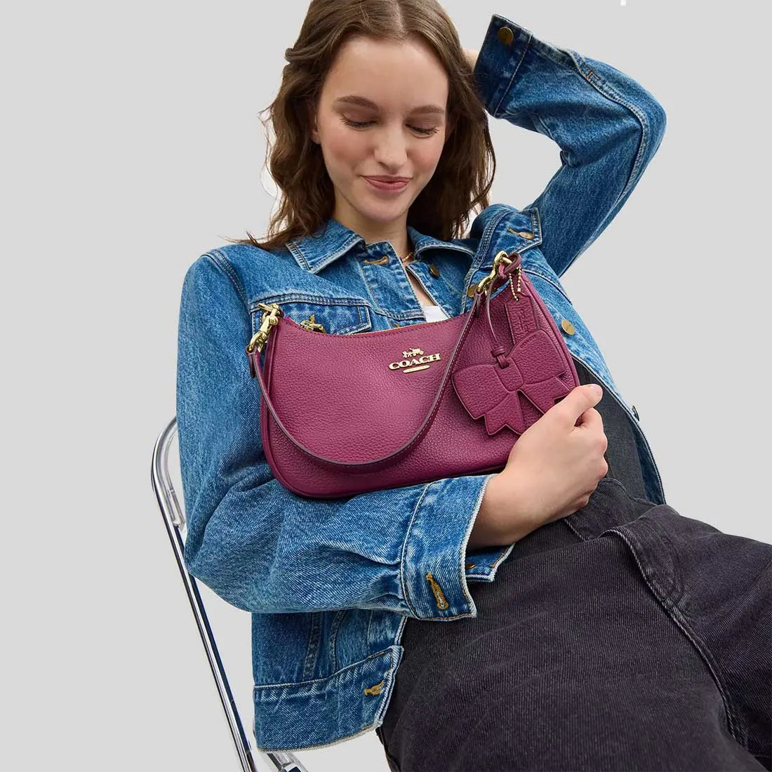 Sac à main COACH COACH Teri à bandoulière avec charme en nœud rose CY654