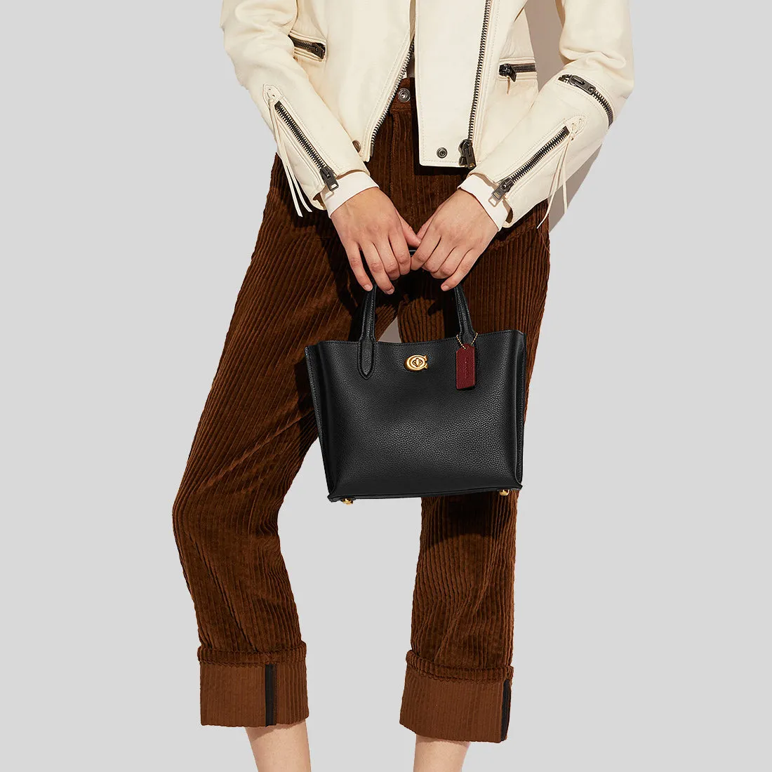 Sac à main COACH COACH Willow Tote 24 Noir C8869