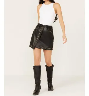 Mini-jupe à motifs cloutés en simili cuir noir