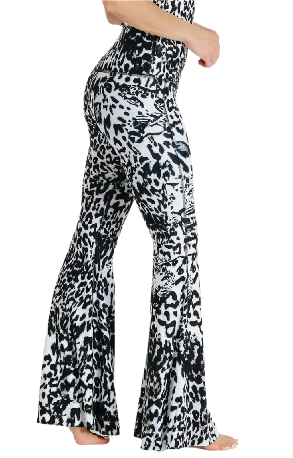 Pantalon patte d'éléphant imprimé léopard fantôme par Yoga Democracy