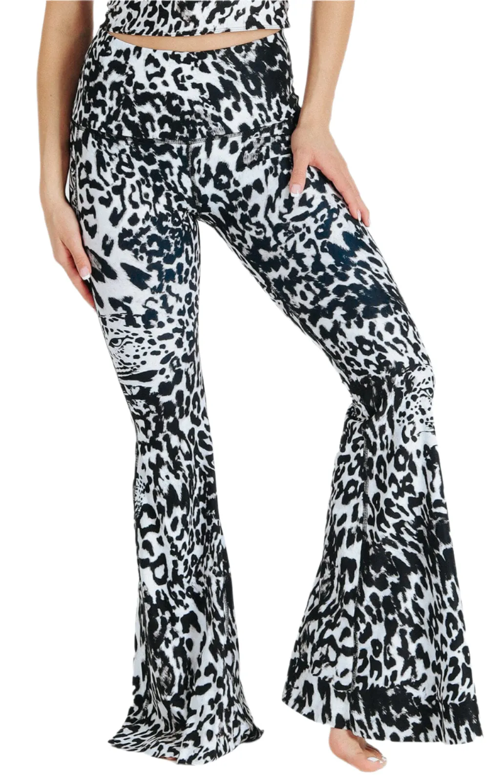 Pantalon patte d'éléphant imprimé léopard fantôme par Yoga Democracy
