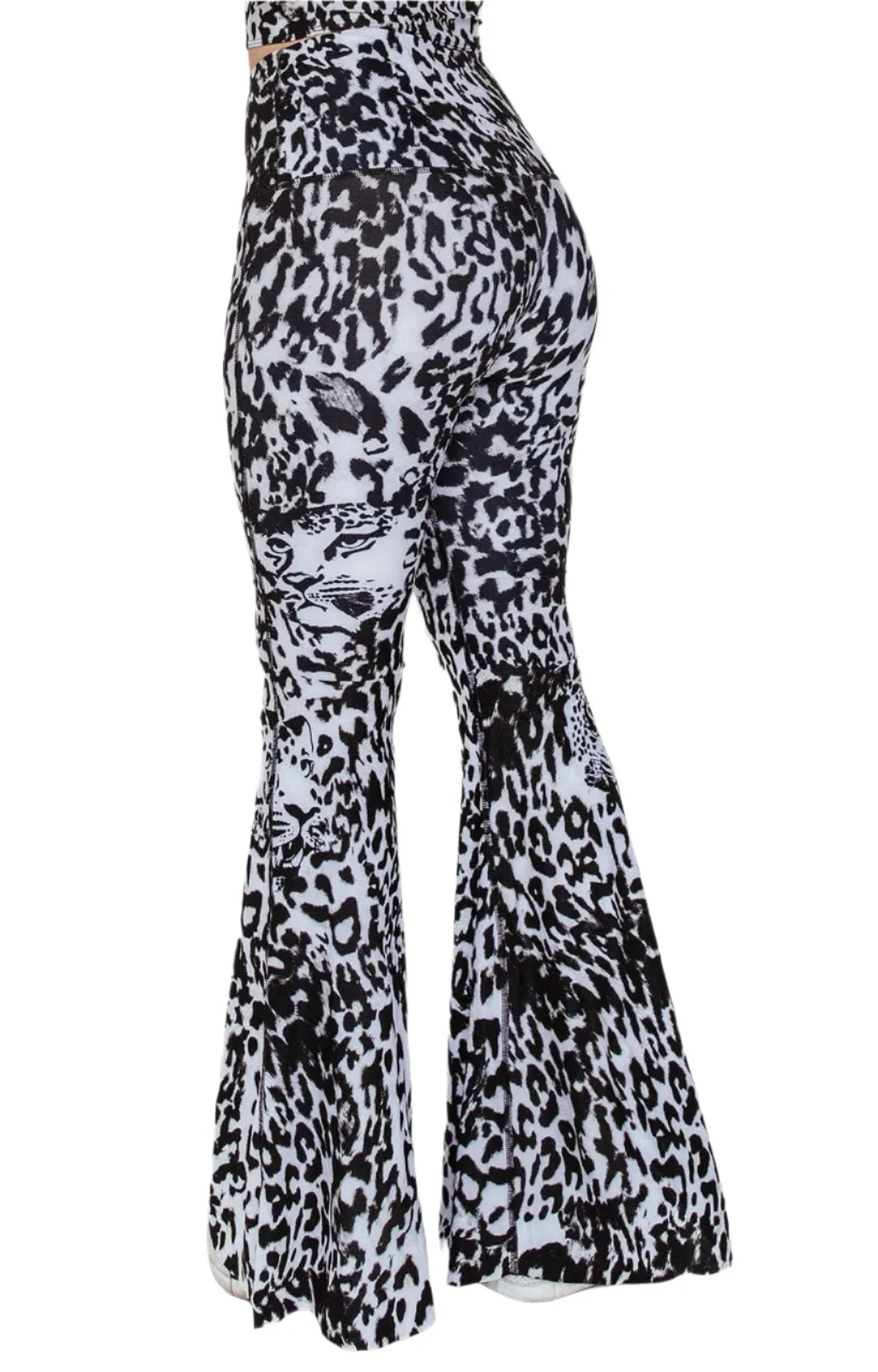 Pantalon patte d'éléphant imprimé léopard fantôme par Yoga Democracy