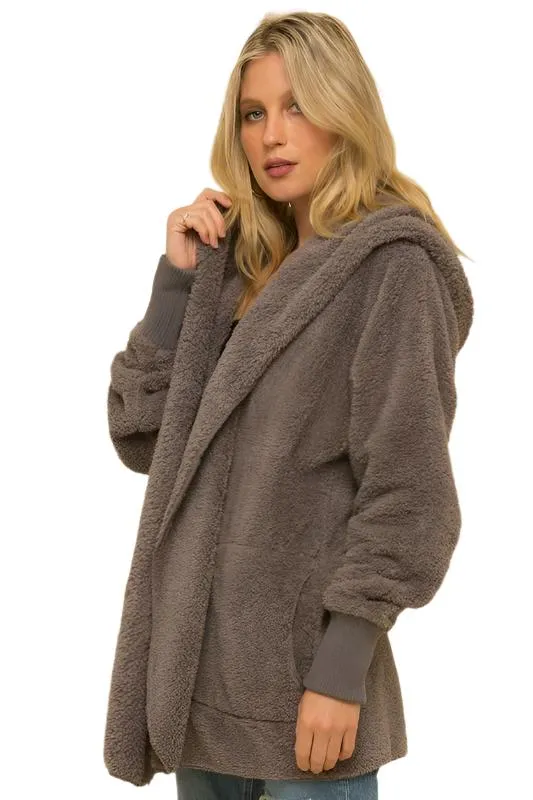 Cardigan à capuche avec poches, tricot pelucheux et devant ouvert Hem & Thread L2394