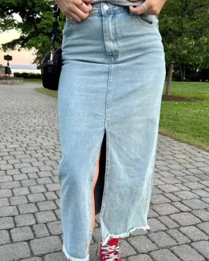 Jupe mi-longue en denim Izzy avec fente, lavage clair