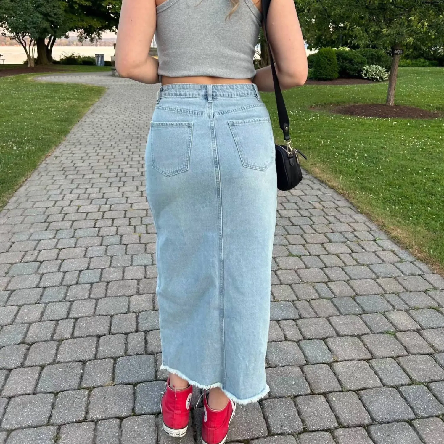 Jupe mi-longue en denim Izzy avec fente, lavage clair