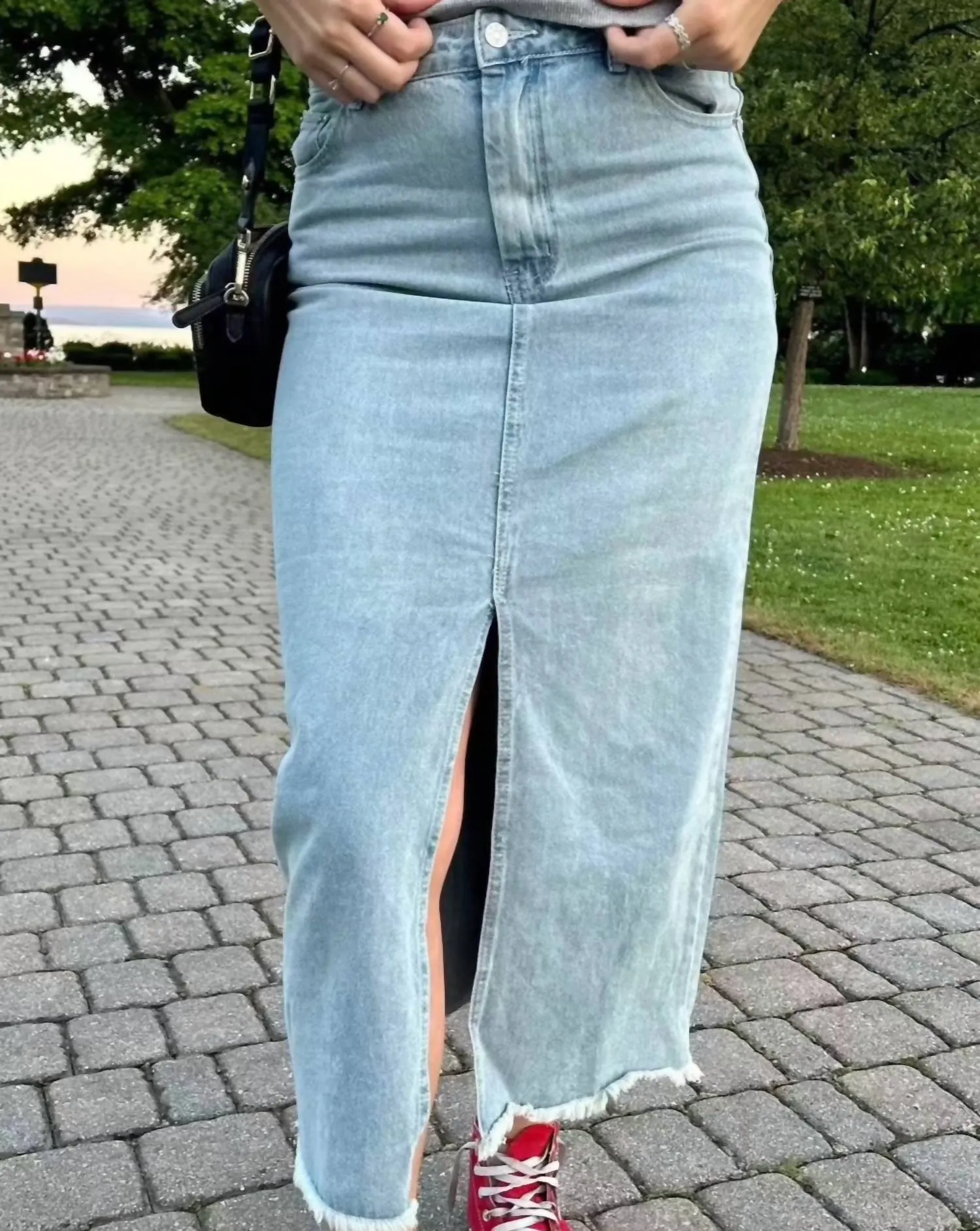 Jupe mi-longue en denim Izzy avec fente, lavage clair