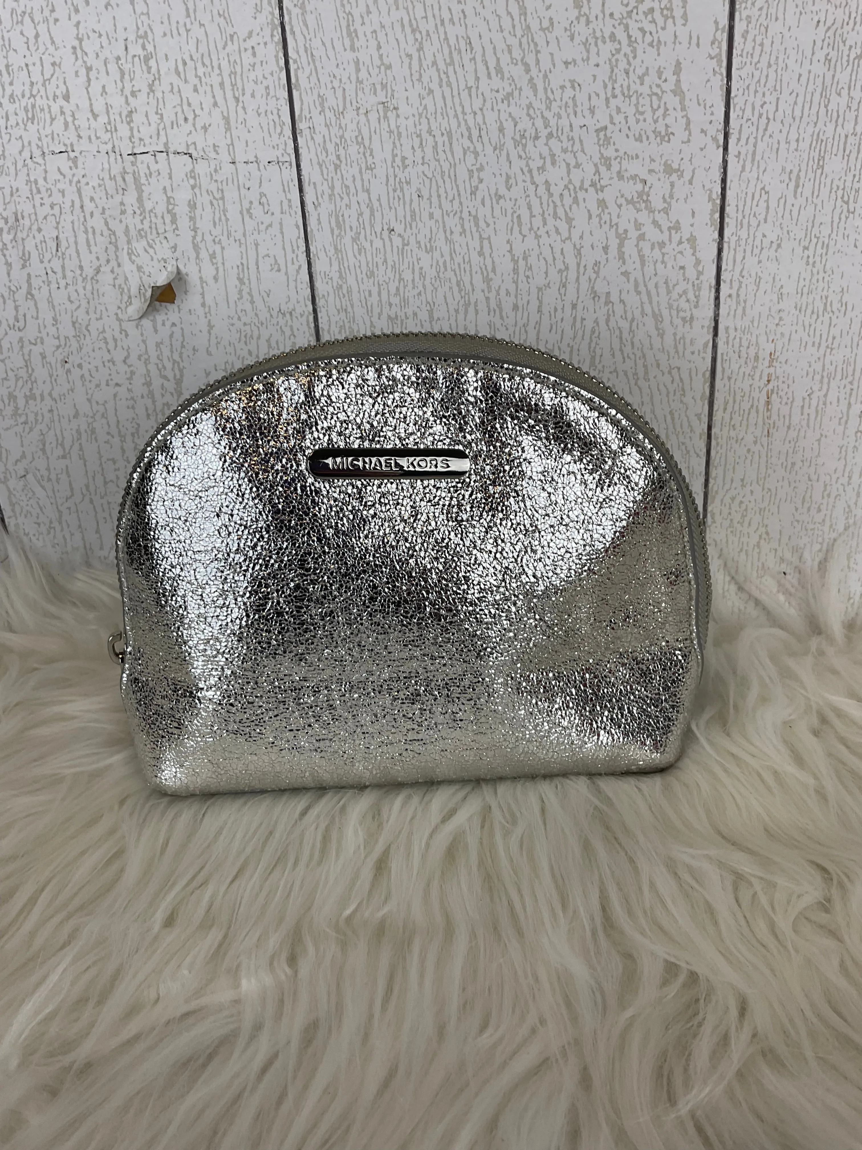 Trousse de maquillage Michael Kors, créée par le designer Michael Kors, taille petite