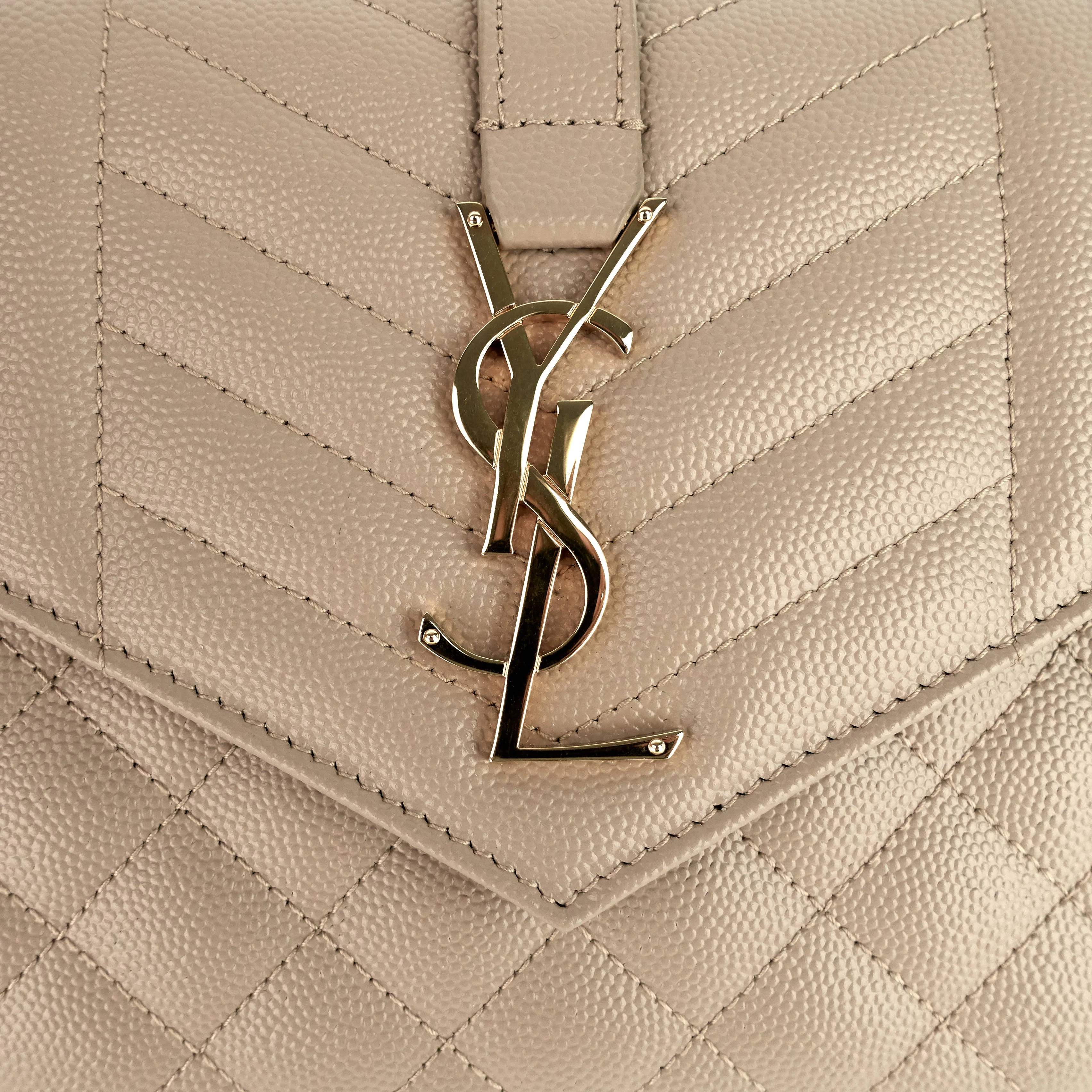 Sac portefeuille à chaîne Saint Laurent en grain de poudre matelassé enveloppe