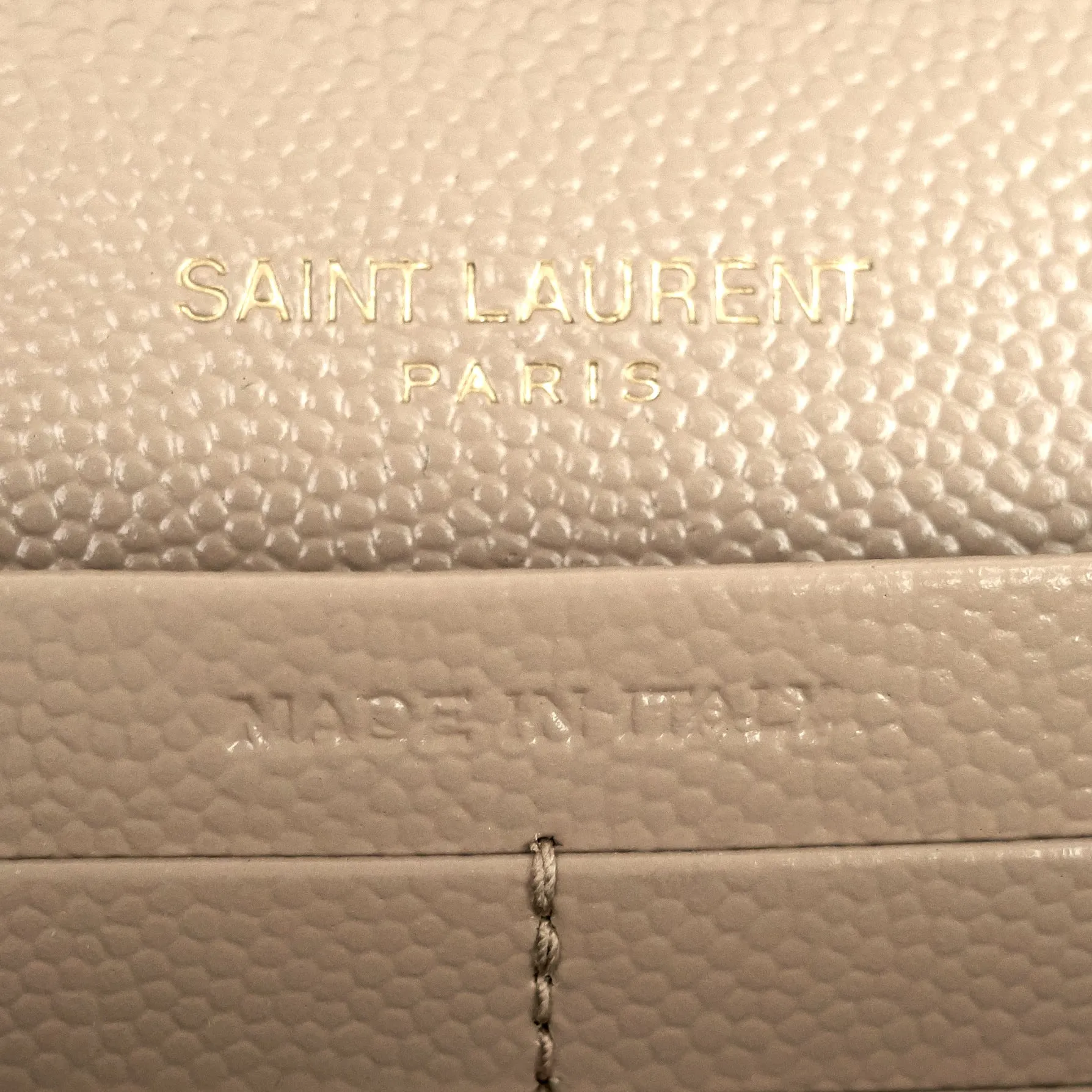 Sac portefeuille à chaîne Saint Laurent en grain de poudre matelassé enveloppe
