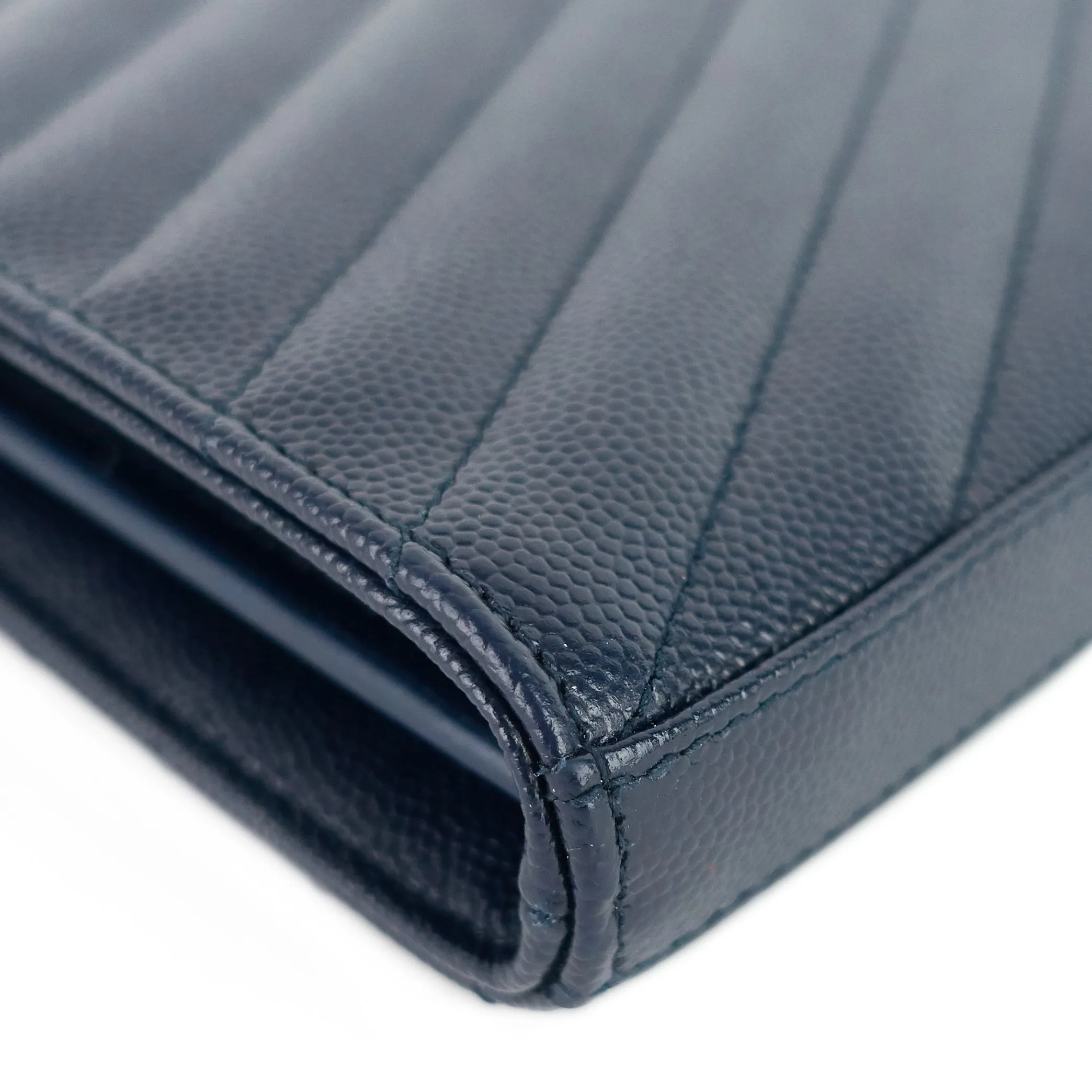 Sac Saint Laurent matelassé en grain de poudre avec chaîne monogramme et portefeuille