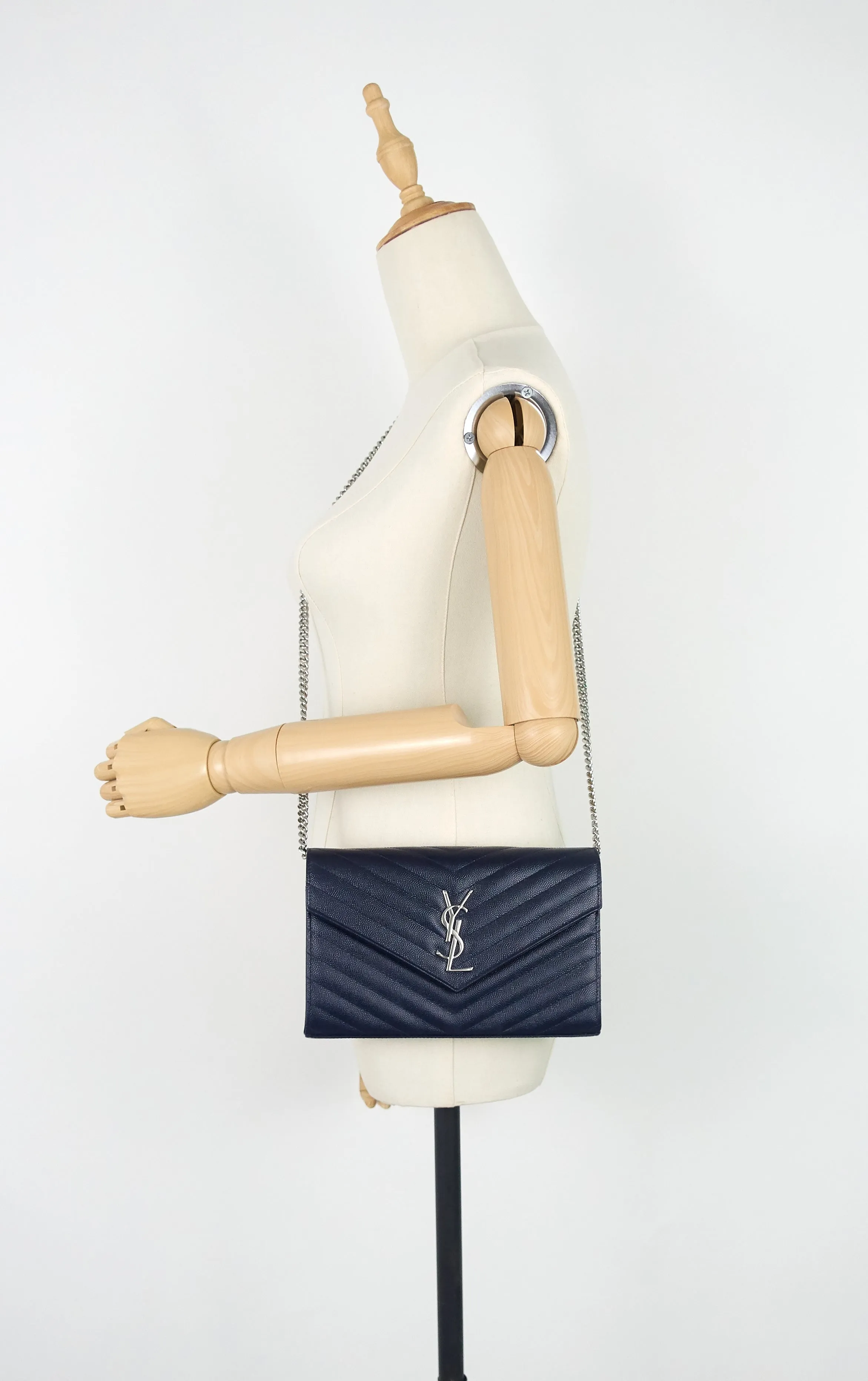 Sac Saint Laurent matelassé en grain de poudre avec chaîne monogramme et portefeuille