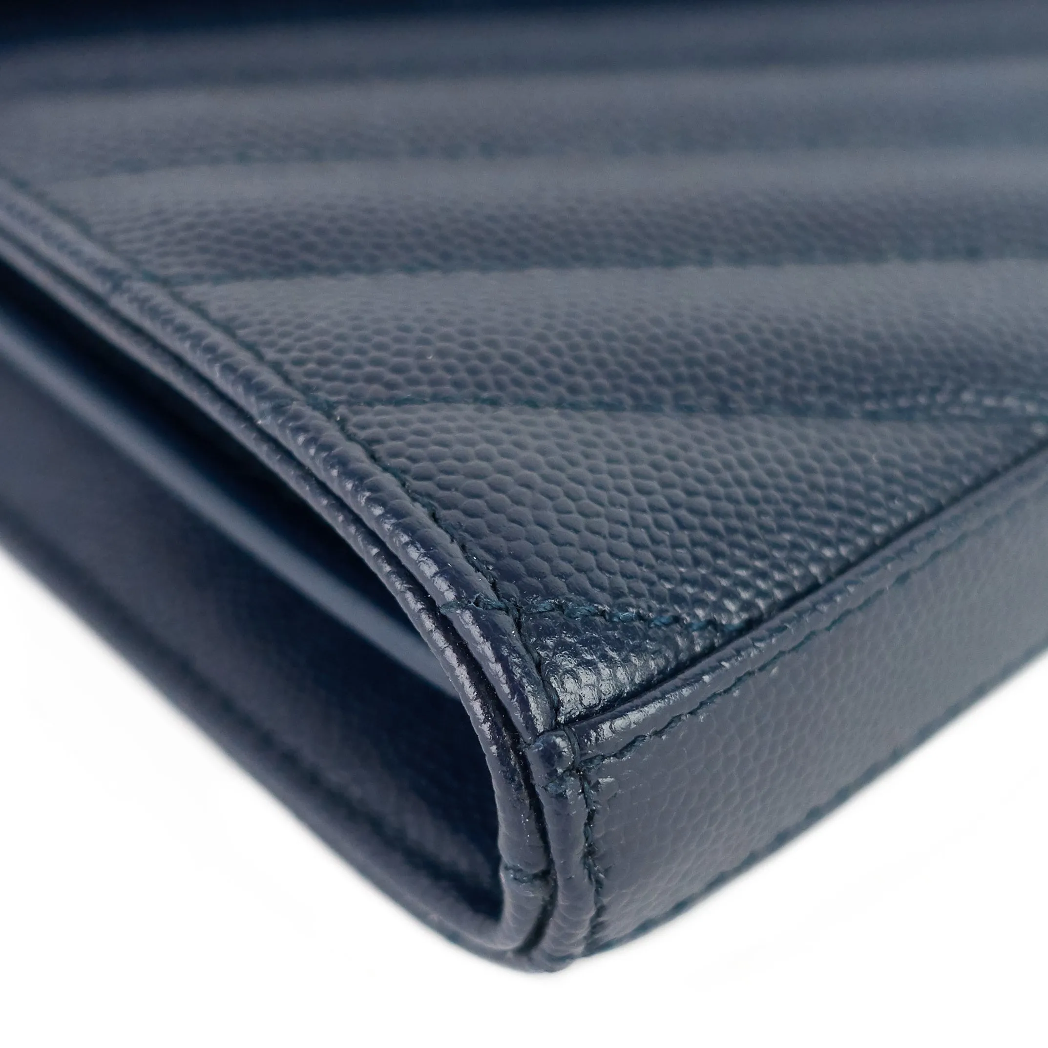 Sac Saint Laurent matelassé en grain de poudre avec chaîne monogramme et portefeuille