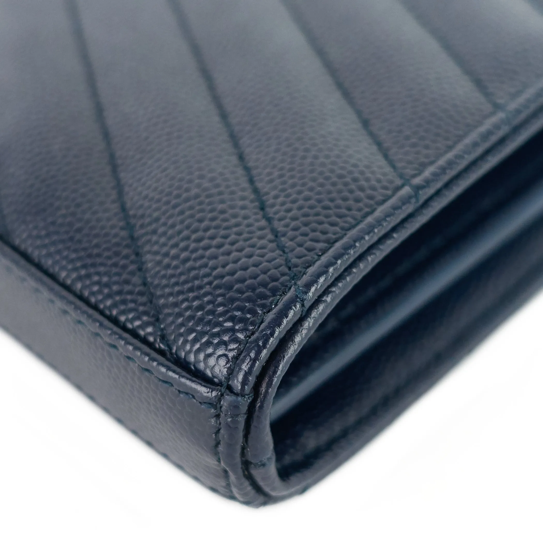 Sac Saint Laurent matelassé en grain de poudre avec chaîne monogramme et portefeuille