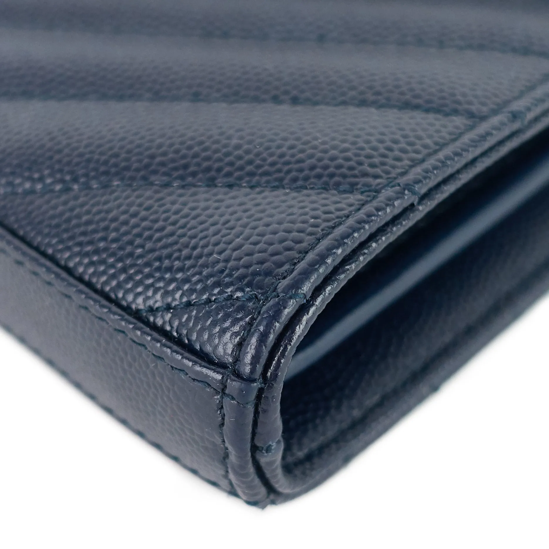 Sac Saint Laurent matelassé en grain de poudre avec chaîne monogramme et portefeuille