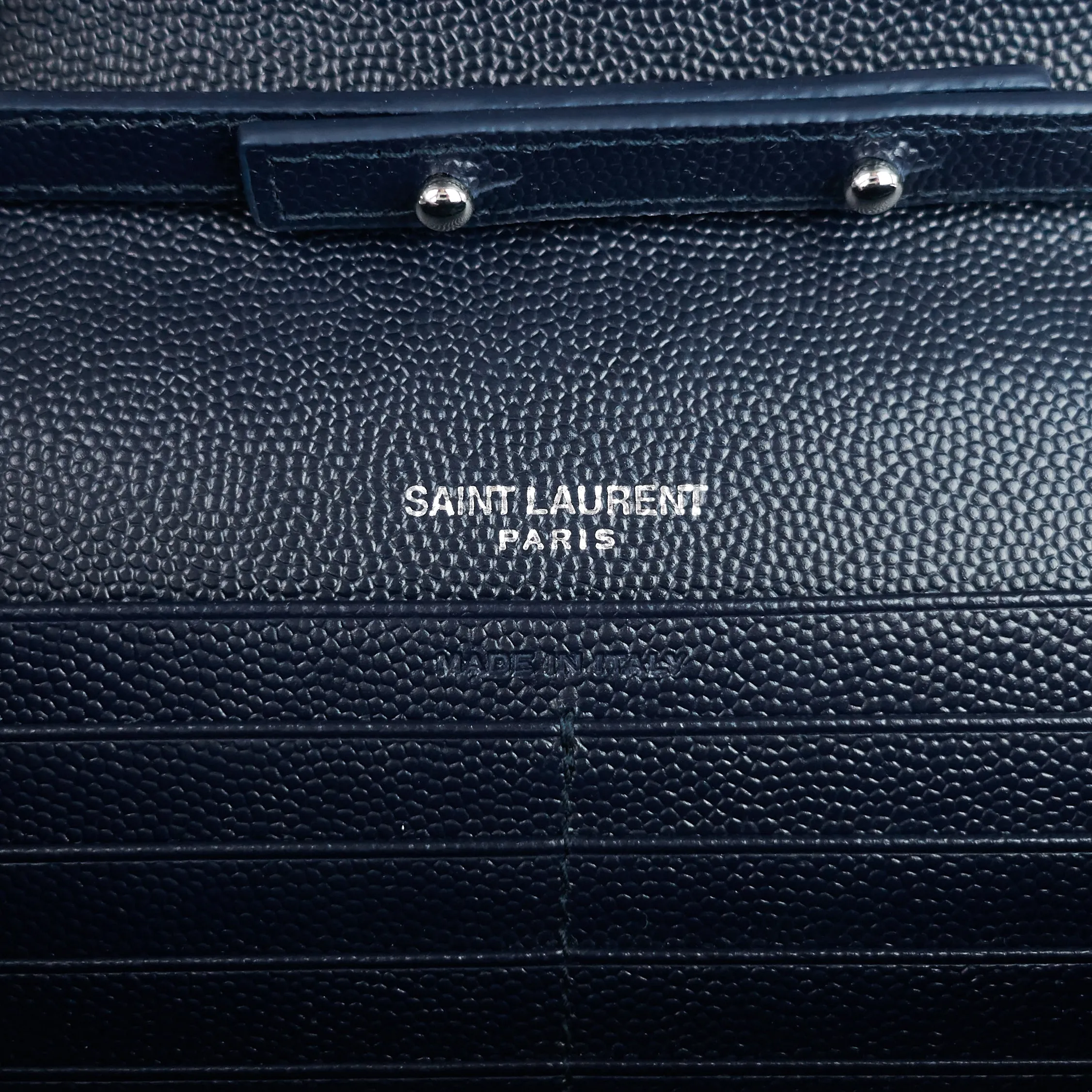 Sac Saint Laurent matelassé en grain de poudre avec chaîne monogramme et portefeuille