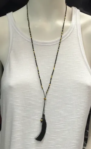 Collier à pompons miniatures avec perles enfilées