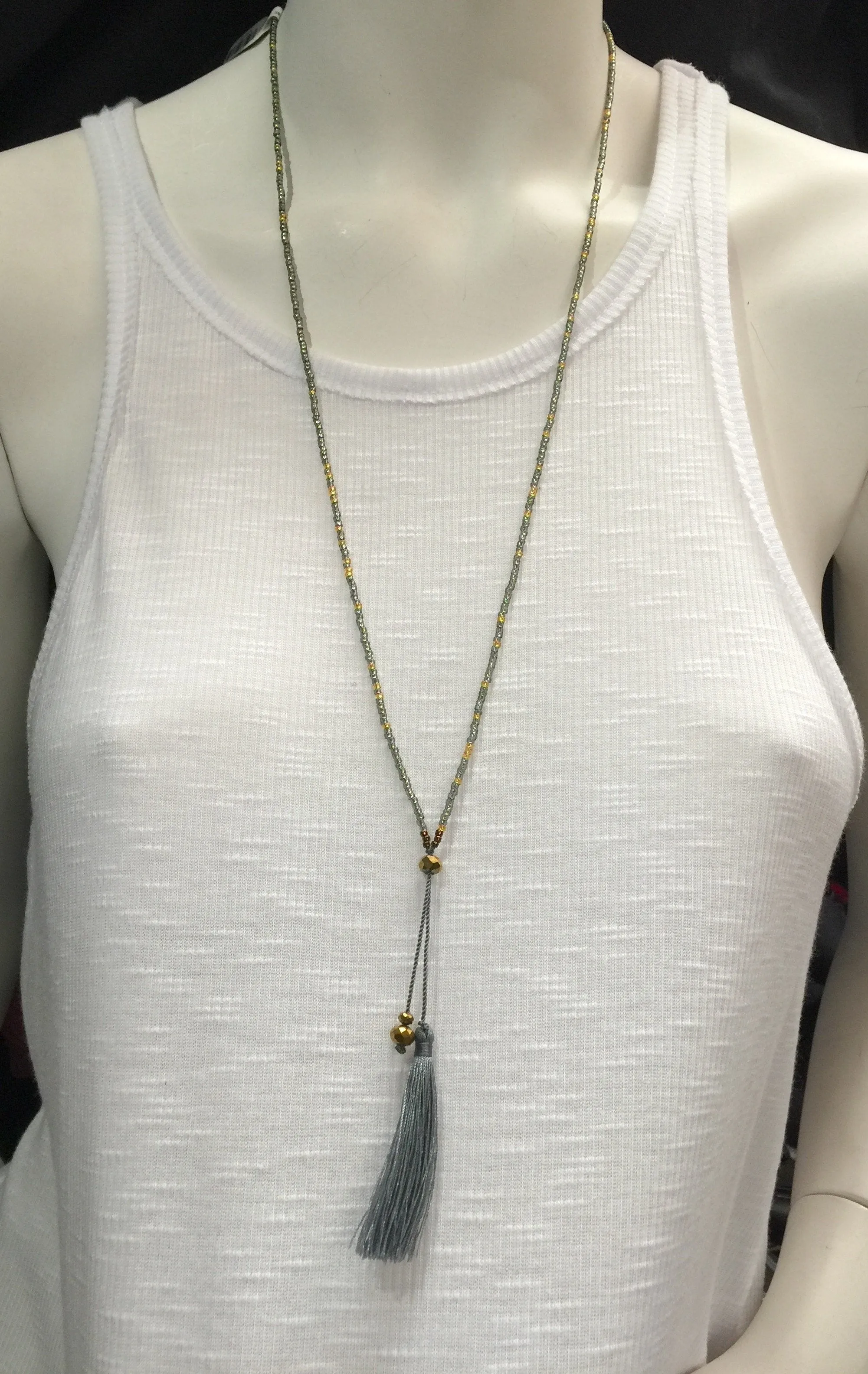 Collier à pompons miniatures avec perles enfilées