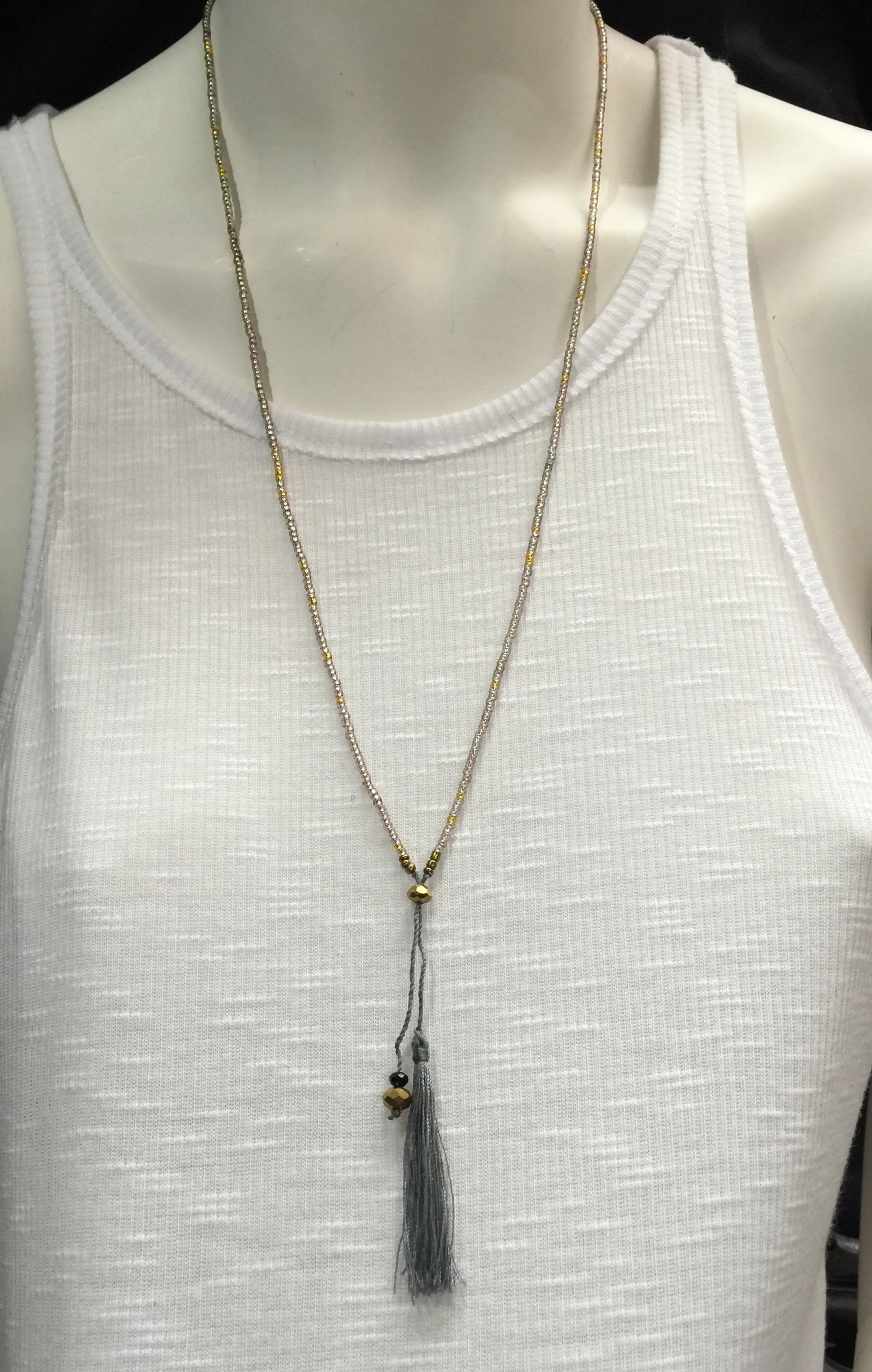 Collier à pompons miniatures avec perles enfilées
