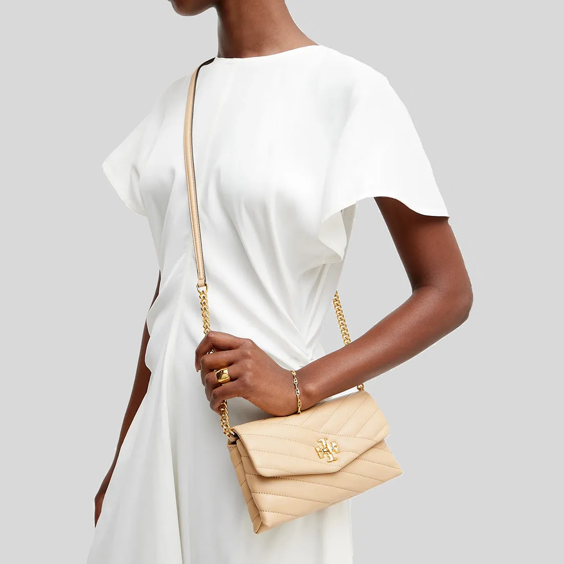 Tory Burch Sacs TORY BURCH Kira Chevron Portefeuille à Chaîne Dune Désert 90343