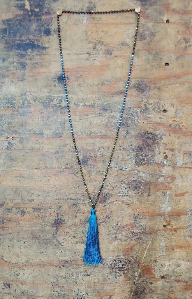 Collier à pompons tricolore