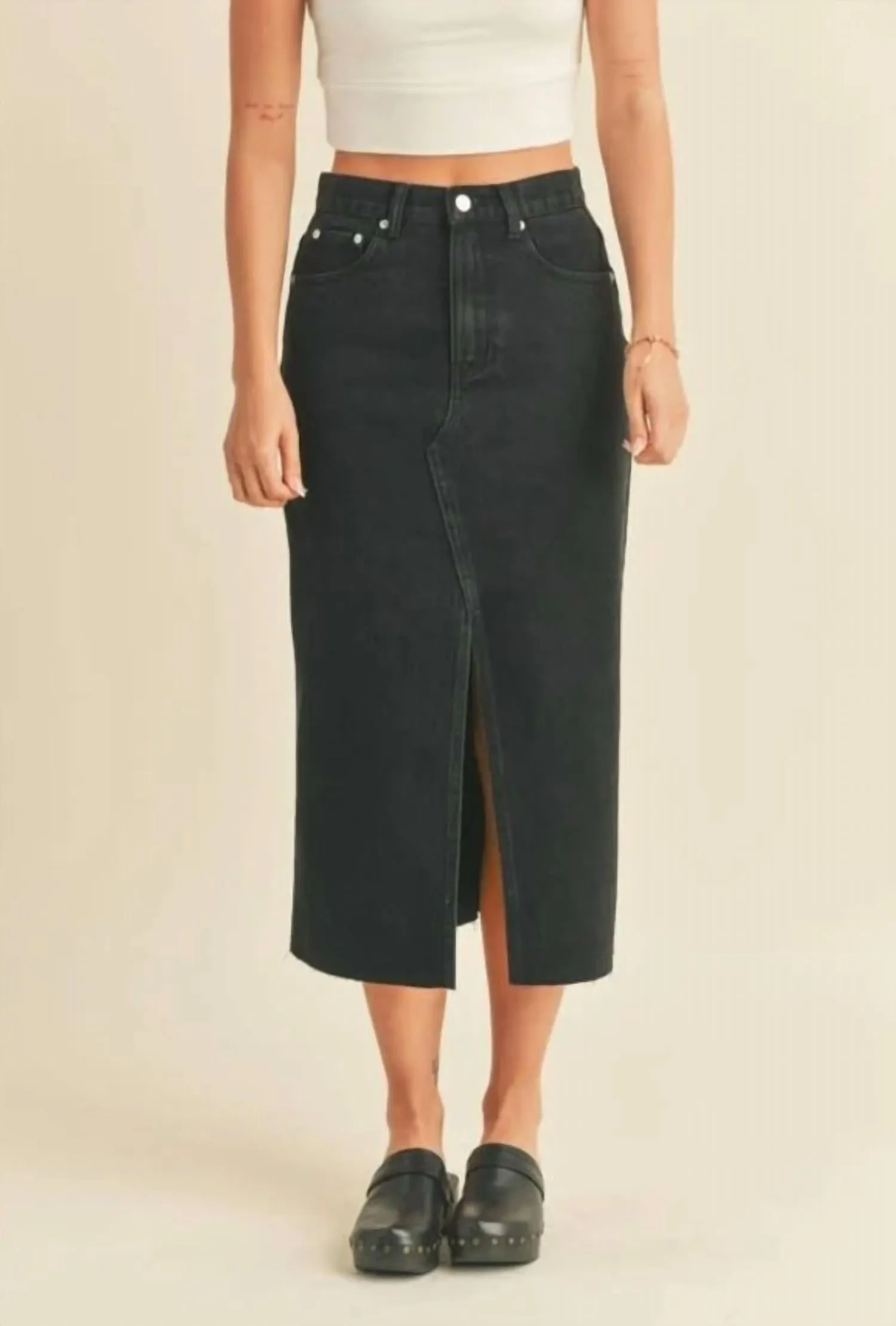 Jupe mi-longue en denim lavé noir