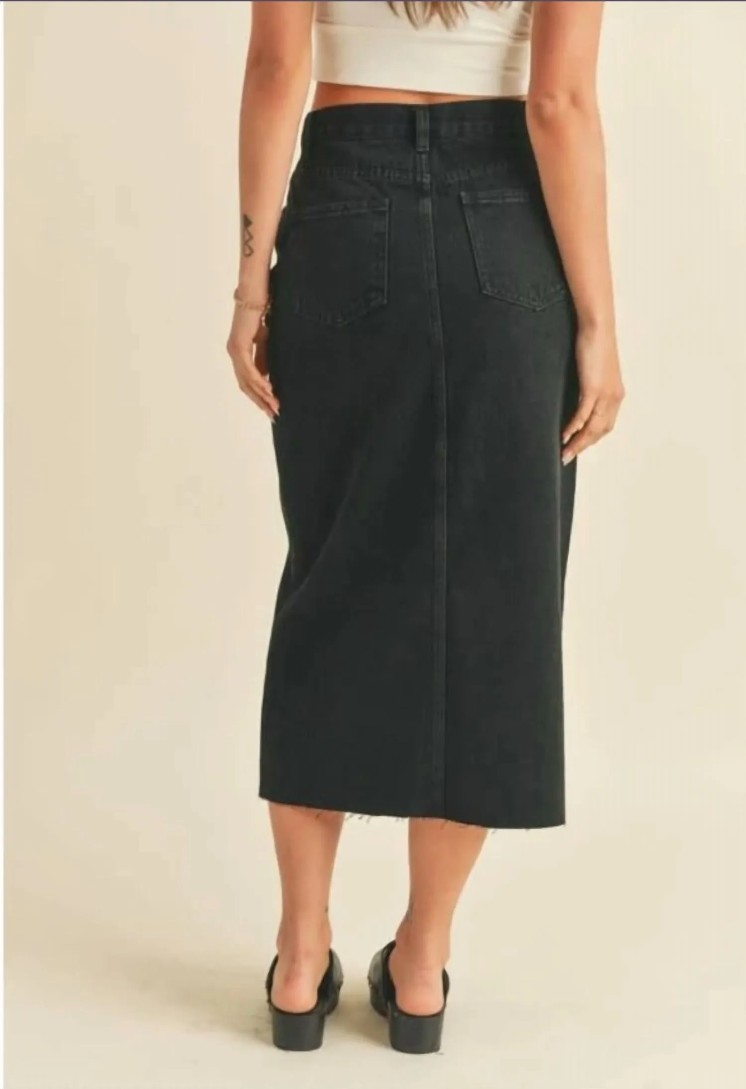 Jupe mi-longue en denim lavé noir